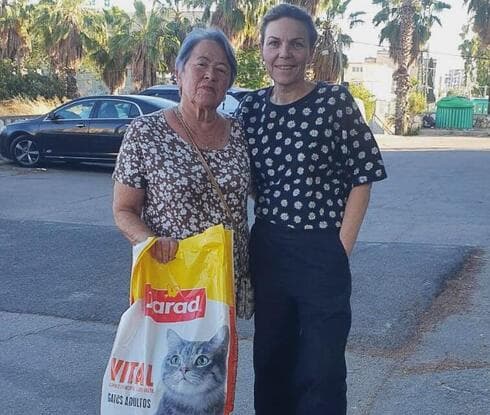 חברת המועצה אלונה קושניר עם מאכילה חובבת חתולים (צילום: עיריית עפולה) חברת המועצה אלונה קושניר עם מאכילה חובבת חתולים