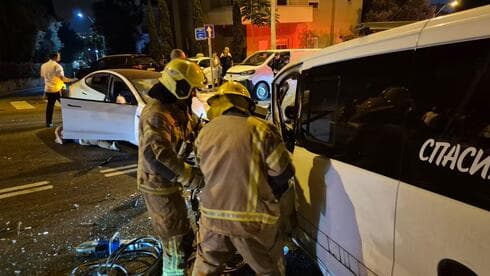 זירת התאונה הקשה בשדרות הציונות בחיפה (צילום: כיבוי אש) תאונה קשה אירעה בין שני כלי רכב בשדרות הציונות בחיפה