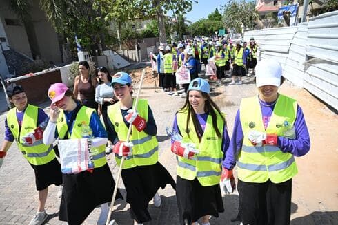 הנערות עובדות בשכונה שנפגעה מטיל בראשון לציון