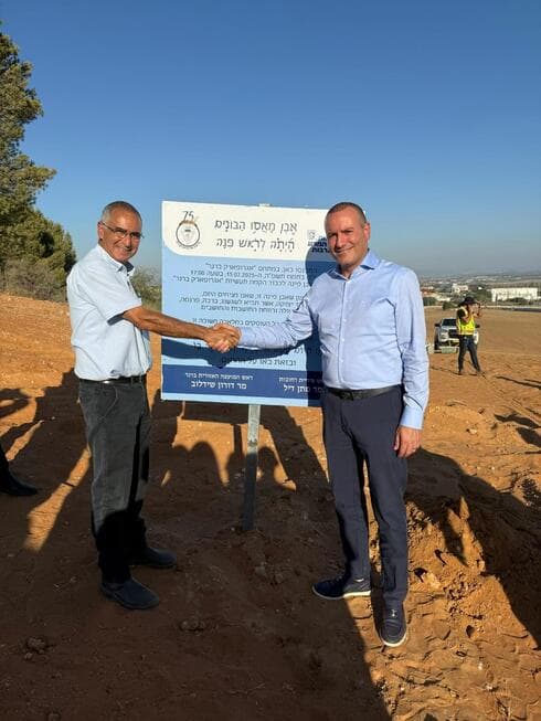 ראש המועצה האזורית ברנר, דורון שידלוב, וראש עיריית רחובות, מתן דיל