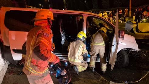 זירת התאונה הקשה בשדרות הציונות בחיפה (צילום: כיבוי אש) תאונה קשה אירעה בין שני כלי רכב בשדרות הציונות בחיפה