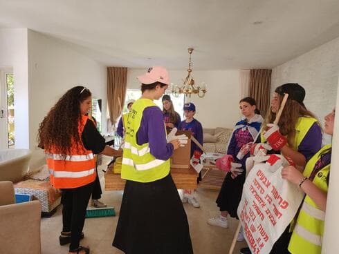 הנערות עובדות בשכונה שנפגעה מטיל בראשון לציון