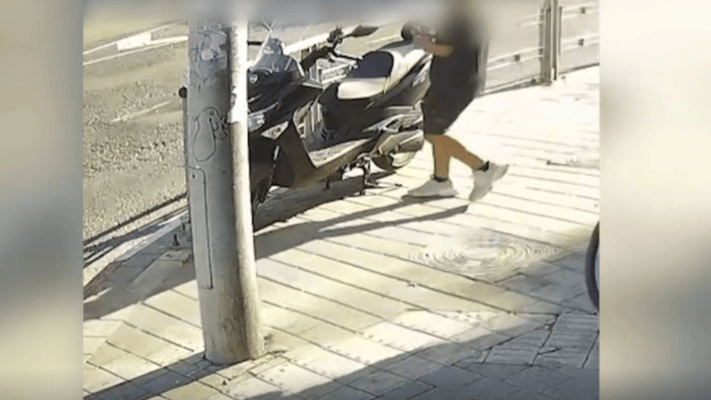 תיעוד הגניבה ממצלמת אבטחה תיעוד הגניבה ממצלמת אבטחה