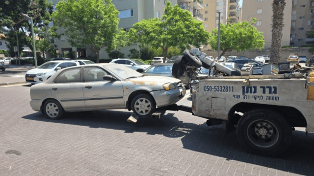 מבצע פינוי רכבים נטושים בהרצליה