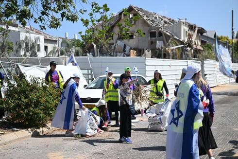 הנערות עובדות בשכונה שנפגעה מטיל בראשון לציון