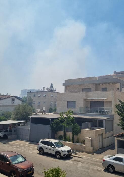 עשן כבד הגיע לחלקה המזרחי של קרית חיים (צילום: צלם לא ידוע, לפי סעיף 27 א' לחוק זכויות יוצרים) שריפה בשטח פתוח בקרית חיים