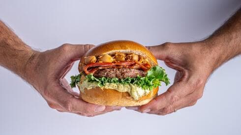 המבורגר דנבר בבורגר סטיישן. עכשיו בשר חלק