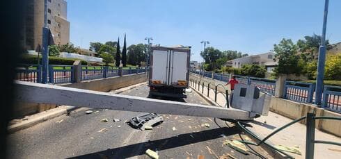 משאית התנגשה בקורת גובה בקרית שמואל (צילום: צלם לא ידוע, לפי סעיף 27 א' לחוק זכויות יוצרים) משאית התנגשה בקורת גובה בקרית שמואל