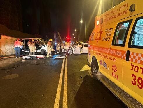 זירת התאונה הקשה בשדרות הציונות בחיפה (צילום: תיעוד מבצעי מד"א) תאונה קשה אירעה בין שני כלי רכב בשדרות הציונות בחיפה