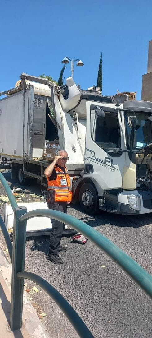 משאית התנגשה בקורת גובה בקרית שמואל (צילום: איחוד הצלה) משאית התנגשה בקורת גובה בקרית שמואל