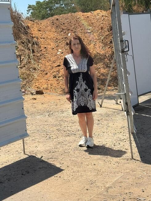 רויטל מנצור בשטח שבו יקום מסוף האוטובוסים באחדות