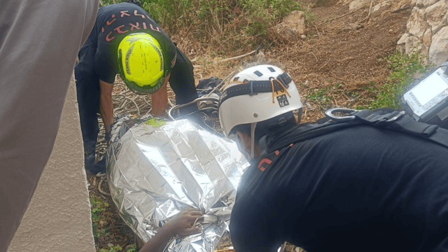 חילוץ פועל שנפל גוט לוין חיפה (צילום: כבאות והצלה) חילוץ פועל שנפל גוט לוין חיפה