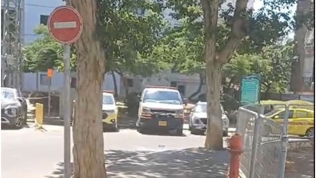 אמבולנס תופס חנייה בבת ים