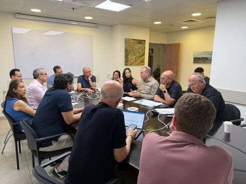 אישור ההחלטה על מחיר מטרה ברחובות (צילום: עיריית רחובות) אישור ההחלטה על מחיר מטרה ברחובות