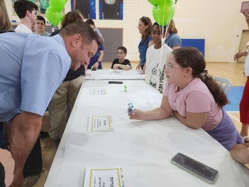 תלמידי המרכז למצוינות ע"ש רון ורדי. הכרישים של ראשל"צ (צילום: באדיבות העירייה) תלמידי המרכז למצוינות ע"ש רון ורדי. הכרישים של ראשל"צ
