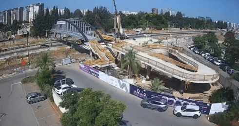 הגשר החדש מעל כביש 461 והרכבת הקלה (צילום: מתוך סרטון שפורסם בדף הפייסבוק של חברת נת"ע) הגשר החדש מעל כביש 461 והרכבת הקלה