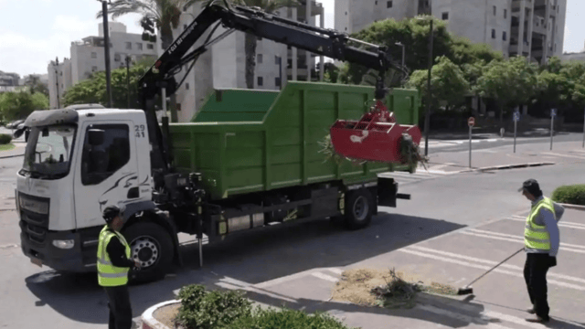 פינוי פסולת בהרצליה, למצולמים אין קשר לכתבה פינוי פסולת בהרצליה, למצולמים אין קשר לכתבה