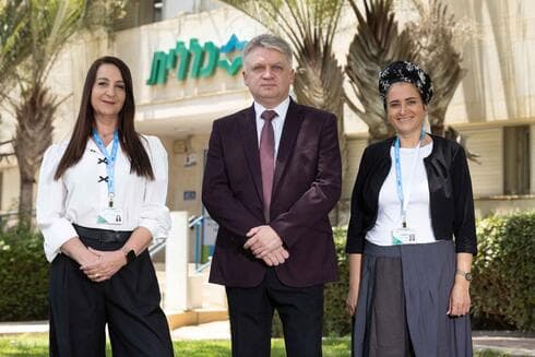 מימין: מיכל עובדיה, ד”ר ממנווב ומיכל צור 