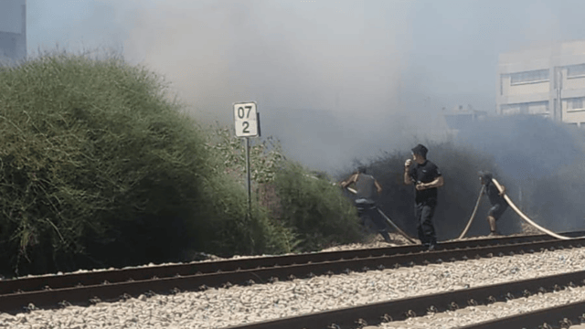 שריפה ליד המסילה בקרית מוצקין: תנועת הרכבות בצפון הופסקה זמנית (צילום: צלם לא ידוע, לפי סעיף 27א' לחוק זכויות יוצרים) שריפה ליד המסילה בקרית מוצקין: תנועת הרכבות בצפון הופסקה זמנית