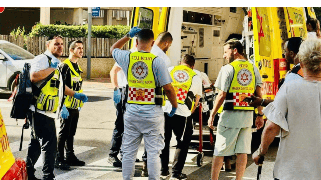 התמוטטה באמצע הרחוב בנתניה התמוטטה באמצע הרחוב בנתניה