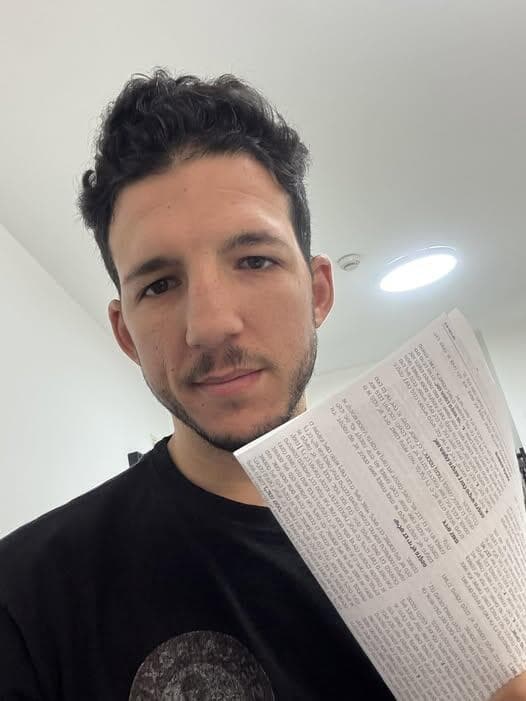דביר סלע עם טפסי הארנונה 