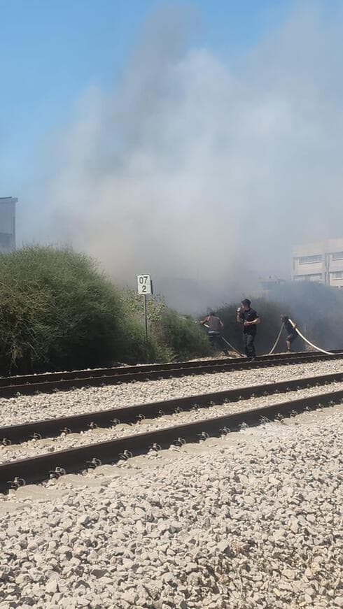 שריפה ליד המסילה בקרית מוצקין: תנועת הרכבות בצפון הופסקה זמנית (צילום: צלם לא ידוע, לפי סעיף 27א' לחוק זכויות יוצרים) שריפה ליד המסילה בקרית מוצקין: תנועת הרכבות בצפון הופסקה זמנית
