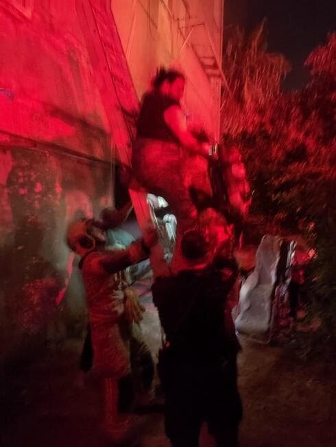 פעולות החילוץ הלילה בקרית ים (צילום: כיבוי אש) אישה נפגעה בינוני בשריפה בקריית ים