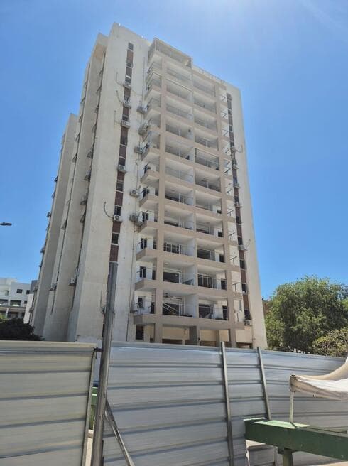 הבניין שנפגע מטיל איראני בחולון 