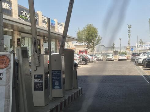 המודעה שהוצבה בחניון המרכז המסחרי בפתח תקוה