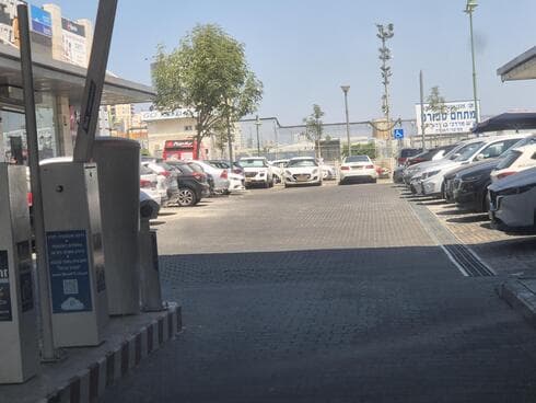 החניון במרכז המסחרי ברחוב בן דרור פתח תקוה