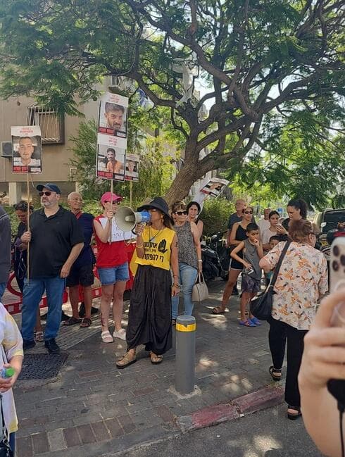 הפגנה באירוע הריסת הבניינים שספגו פגיעת טיל בחולון 