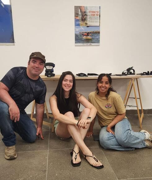 הסטודנטיות עדי ואור יחד עם הגולש אמיר