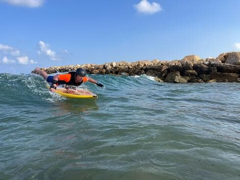הגולש אמיר. חזר לים בזכות המצאה מותאמת אישית