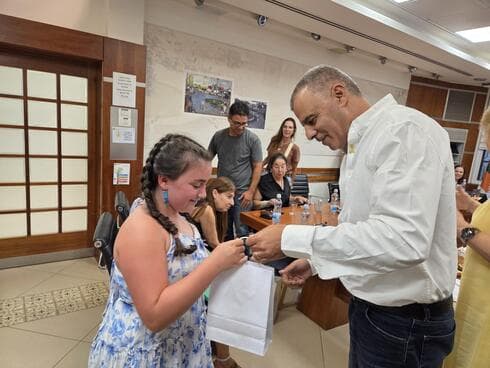 רפי סער והדר שקולניק (צילום: עיריית כפר סבא) רפי סער והדר שקולניק