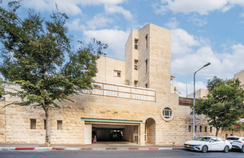 הבניין בהר חומה