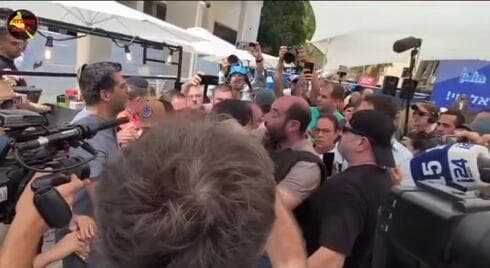 זעם באירוע הריסת הבניינים שספגו פגיעת טיל בחולון 