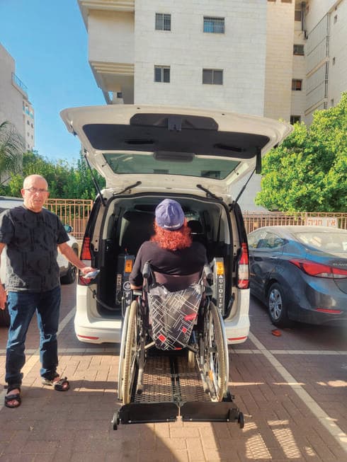 אליהו בצרי ורעייתו אילנה בשטח החנייה. "לא נוכל לגור כאן" (צילום: באדיבות בצרי) אליהו בצרי ורעייתו אילנה בשטח החנייה. "לא נוכל לגור כאן"