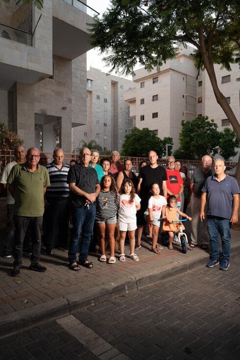 דיירים מרחוב בן גוריון בפתח תקוה. מתנגדים לתחנת המטרו על שטח החניות הפרטיות שלהם (צילום: יובל חן) דיירים מרחוב בן גוריון בפתח תקוה. מתנגדים לתחנת המטרו על שטח החניות הפרטיות שלהם