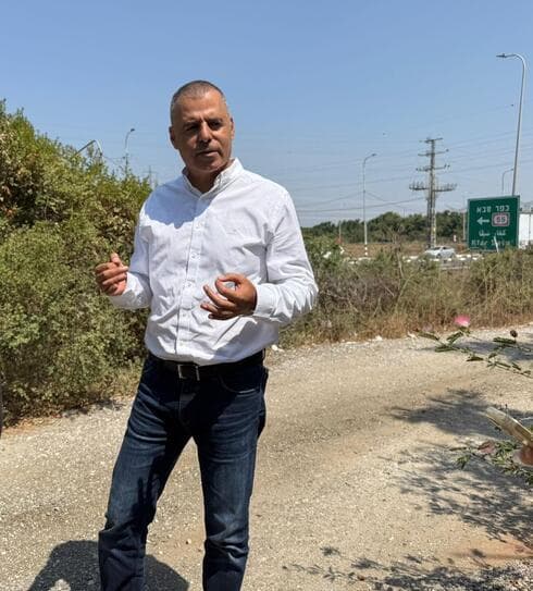 ראש העיר רפי סער באזור בו מתוכננת תחנת הכוח