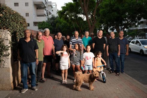 דיירי רחוב בן גוריון בפתח תקוה. מתנגדים לתחנת מטרו במקום החניות שלהם דיירי רחוב בן גוריון בפתח תקוה. מתנגדים לתחנת מטרו במקום החניות שלהם