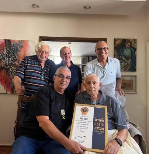 ראש העיריה חיים ברוידא מבקר את אשר פאר ז"ל
