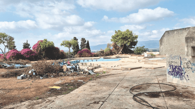 פעם בריכה קהילתית תוססת, היום אתר הריסה. מתחם בריכת הרקפות פעם בריכה קהילתית תוססת, היום אתר הריסה. מתחם בריכת הרקפות