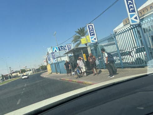 תחנת אוטובוס בבאר שבע בחום הכבד קיץ 2025