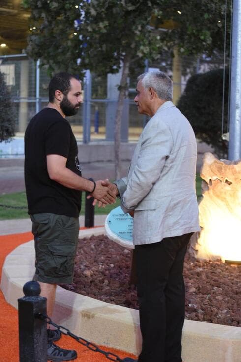 גלעד הנצחה למשפחת ביבס (צילום: ענת איסקוב) גלעד הנצחה למשפחת ביבס