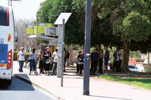 תחנת אוטובוס בבאר שבע בחום הכבד קיץ 2025
