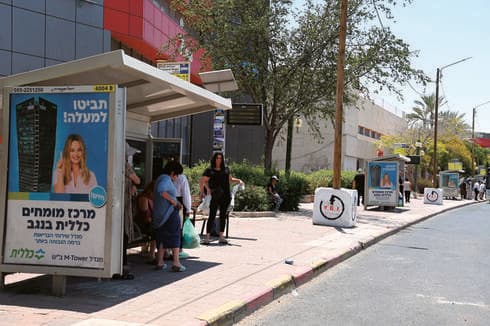 תחנת אוטובוס בבאר שבע בחום הכבד קיץ 2025