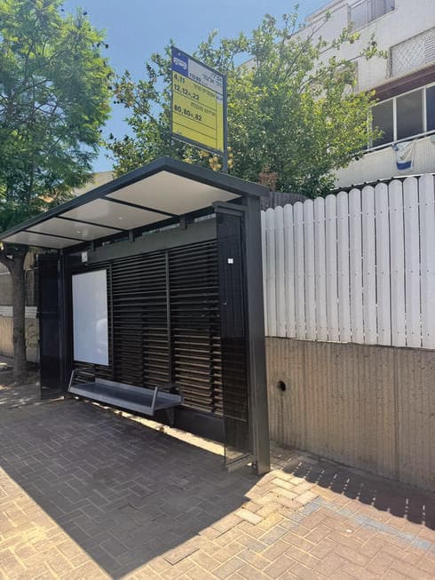 תחנת אוטובוס בבאר שבע בחום הכבד קיץ 2025