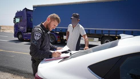 מבצע אכיפה בדרך לאילת (צילום: דוברות המשטרה) מבצע אכיפה בדרך לאילת