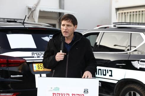 ראש העירייה רמי גרינברג, ברקע סיירת הביטחון
