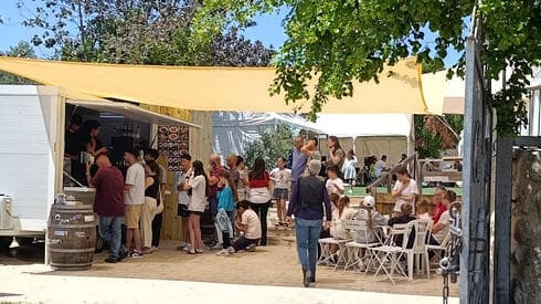 עגלת קפה עגלגלה נוף הגבעה (צילום: מנחם אבל) עגלת קפה עגלגלה נוף הגבעה